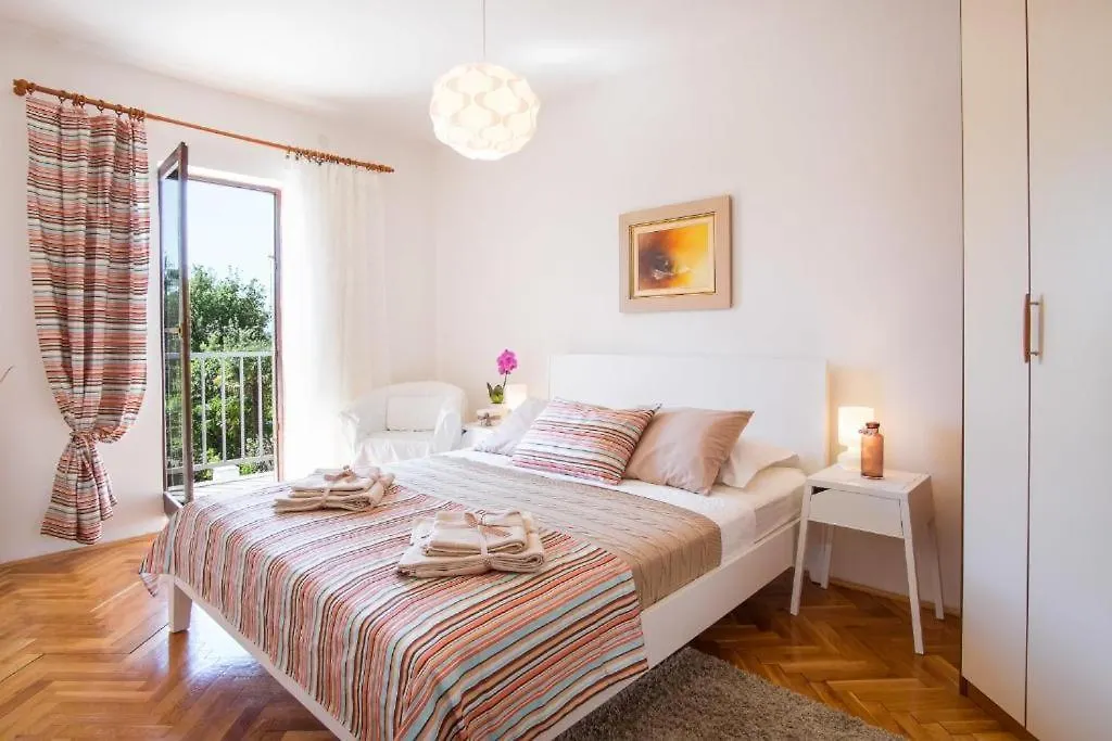 App Sanny With Nice Terrace Malinska