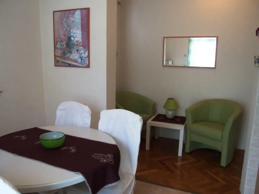 App Sanny With Nice Terrace Malinska Croacia